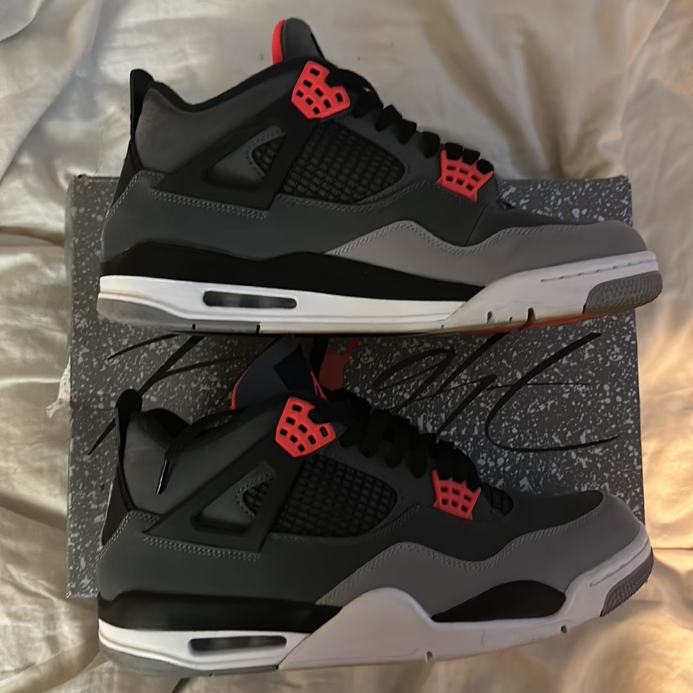 Size 11 Jordan 4 infrared colorway. Only worn a few times. 100% authentic.
